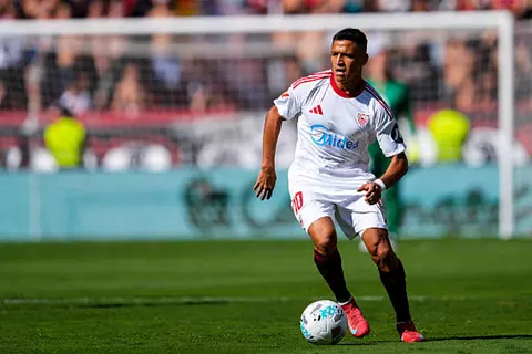 أكبر لاعب سابق.. سانشيز يكتب التاريخ أمام برشلونة